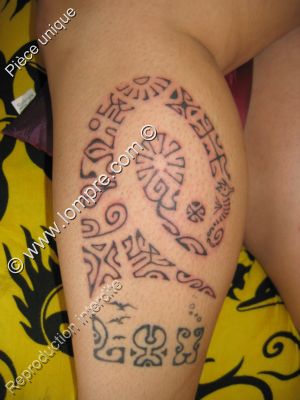 tattoo incluant un yin yang polynesien